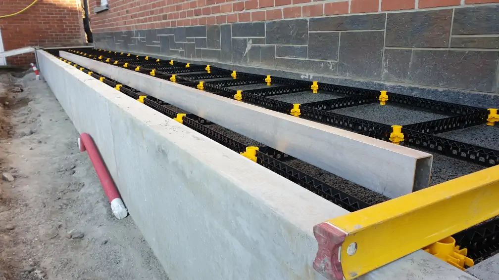 Staenisrooster terras vloeropbouw op volle grond en betonvloer